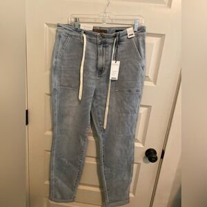 These are adorable! Judy Blue NWT jogger jeans. Size 13/31